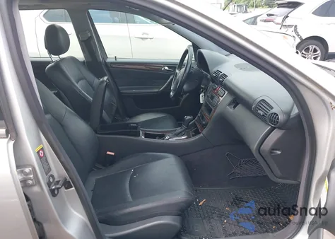 2002 Mercedes-Benz C 320 z USA, uszkodzony, nr VIN WDBRH64J52F143983